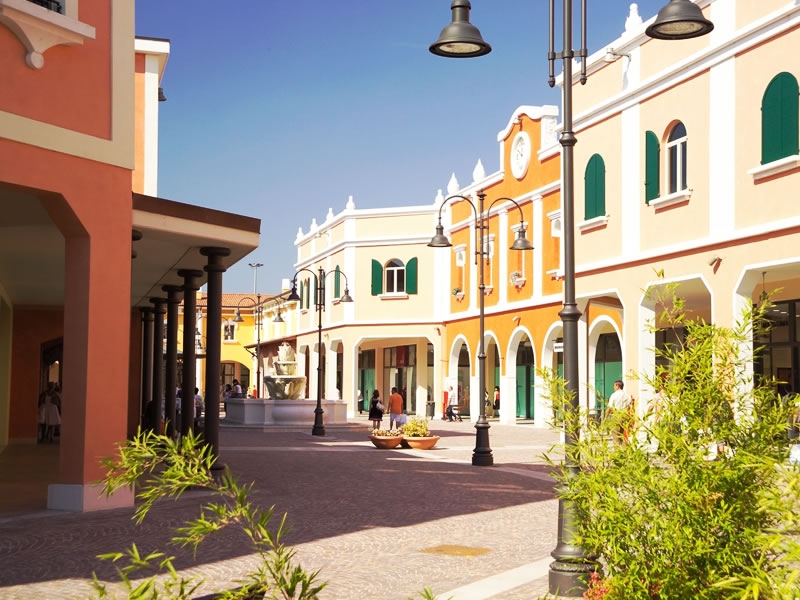 SHOPPING AT THE MANTOVA OUTLET VILLAGE SHOPPING AT THE MANTOVA OUTLET VILLAGE